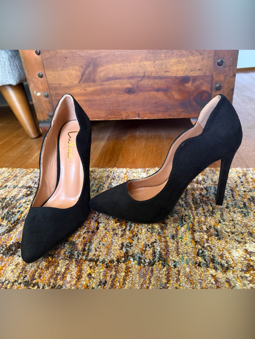 New Lulus black suede scalloped pumps